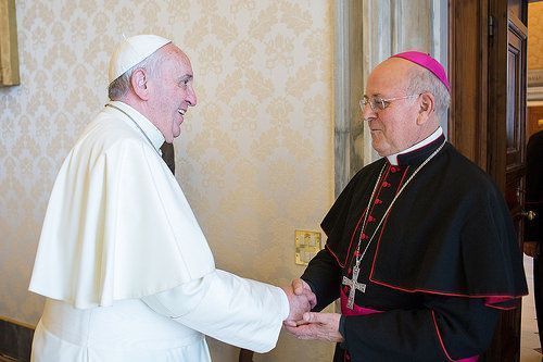 El Papa saluda al presidente de la CEE